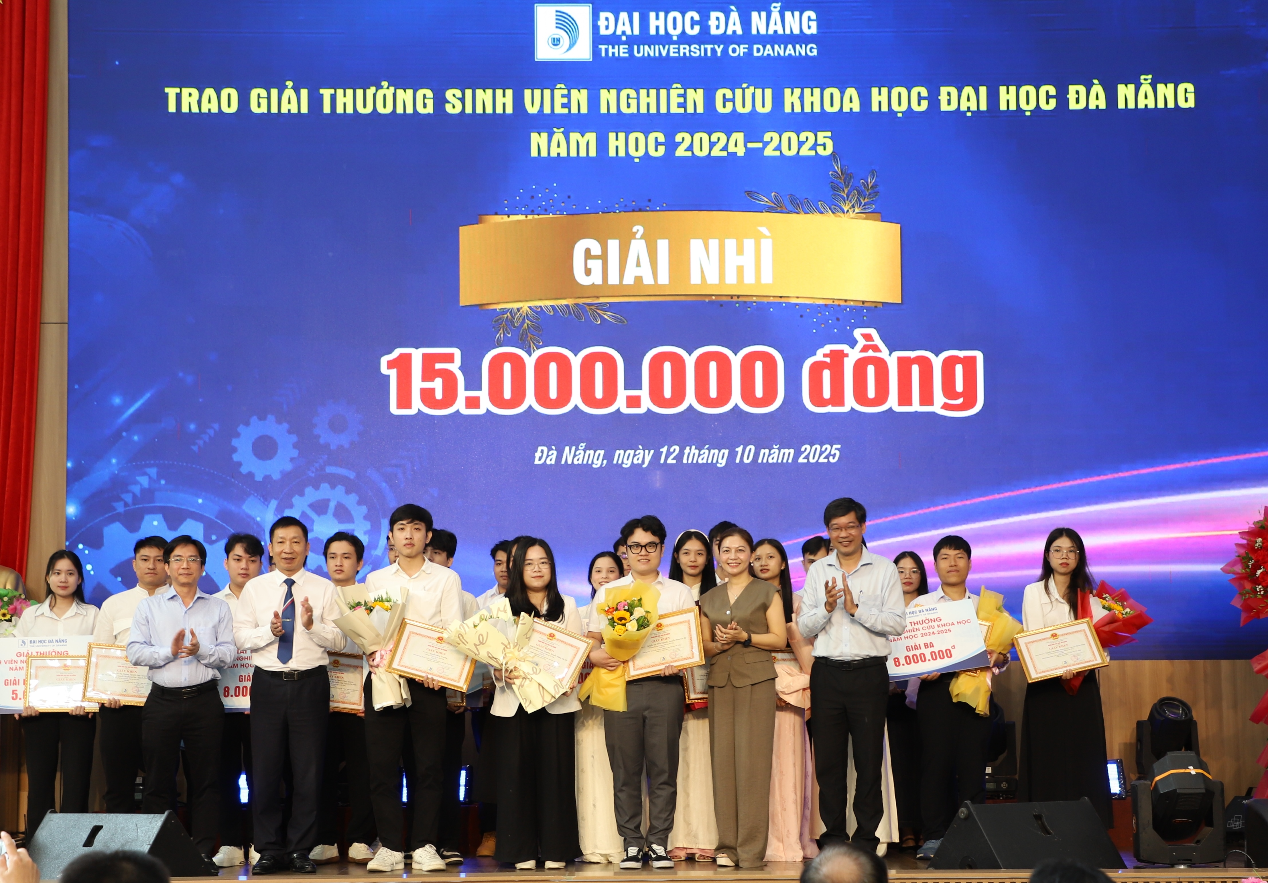 dai-hoc-da-nang-to-chuc-le-trao-giai-thuong-sinh-vien-nghien-cuu-khoa-hoc-dhdn-nam-hoc-2024-20251013095642.jpg