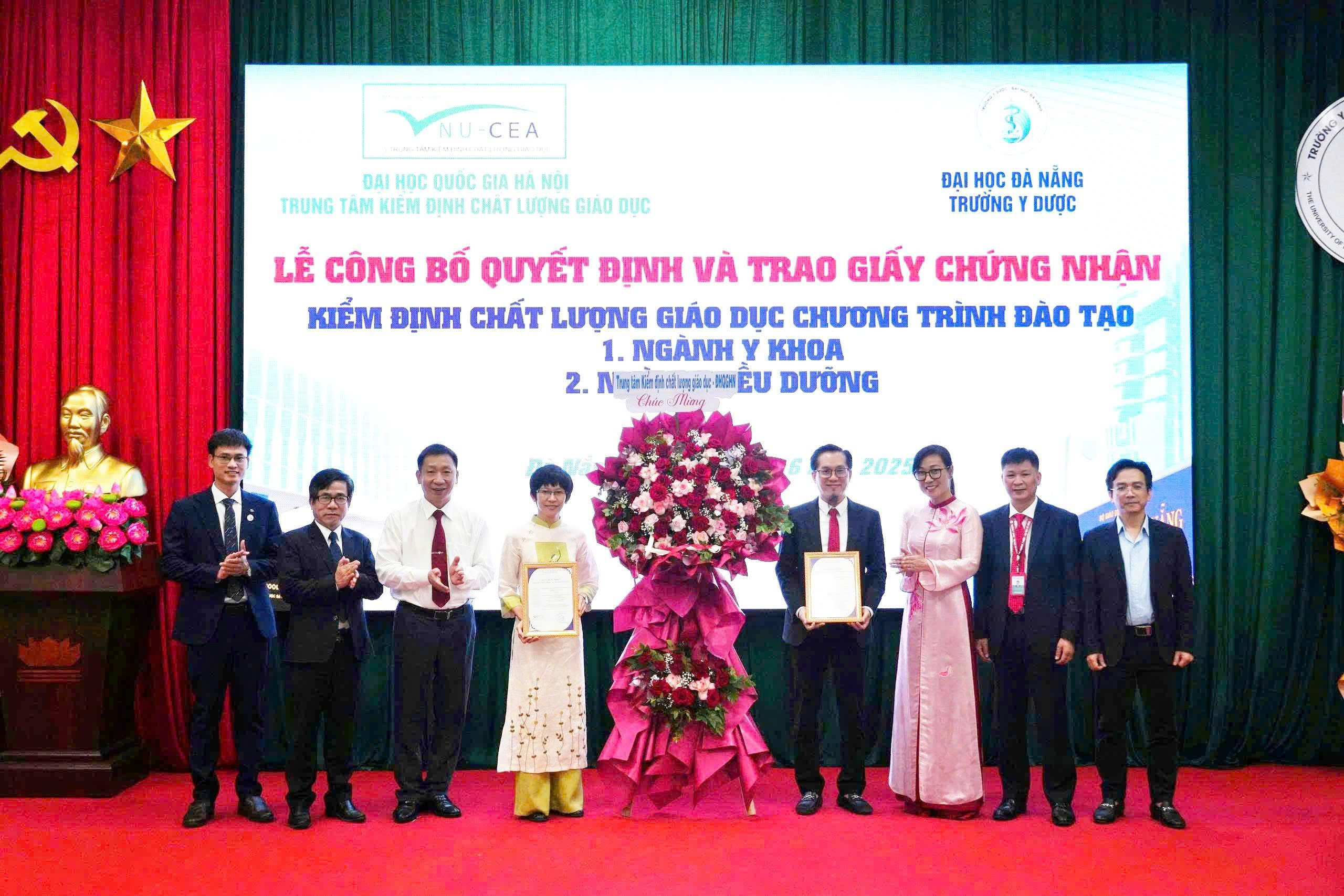 le-trao-giay-chung-nhan-kiem-dinh-chat-luong-giao-duc-cho-hai-chuong-trinh-dao-tao-cua-truong-y-20250607131605.jpg
