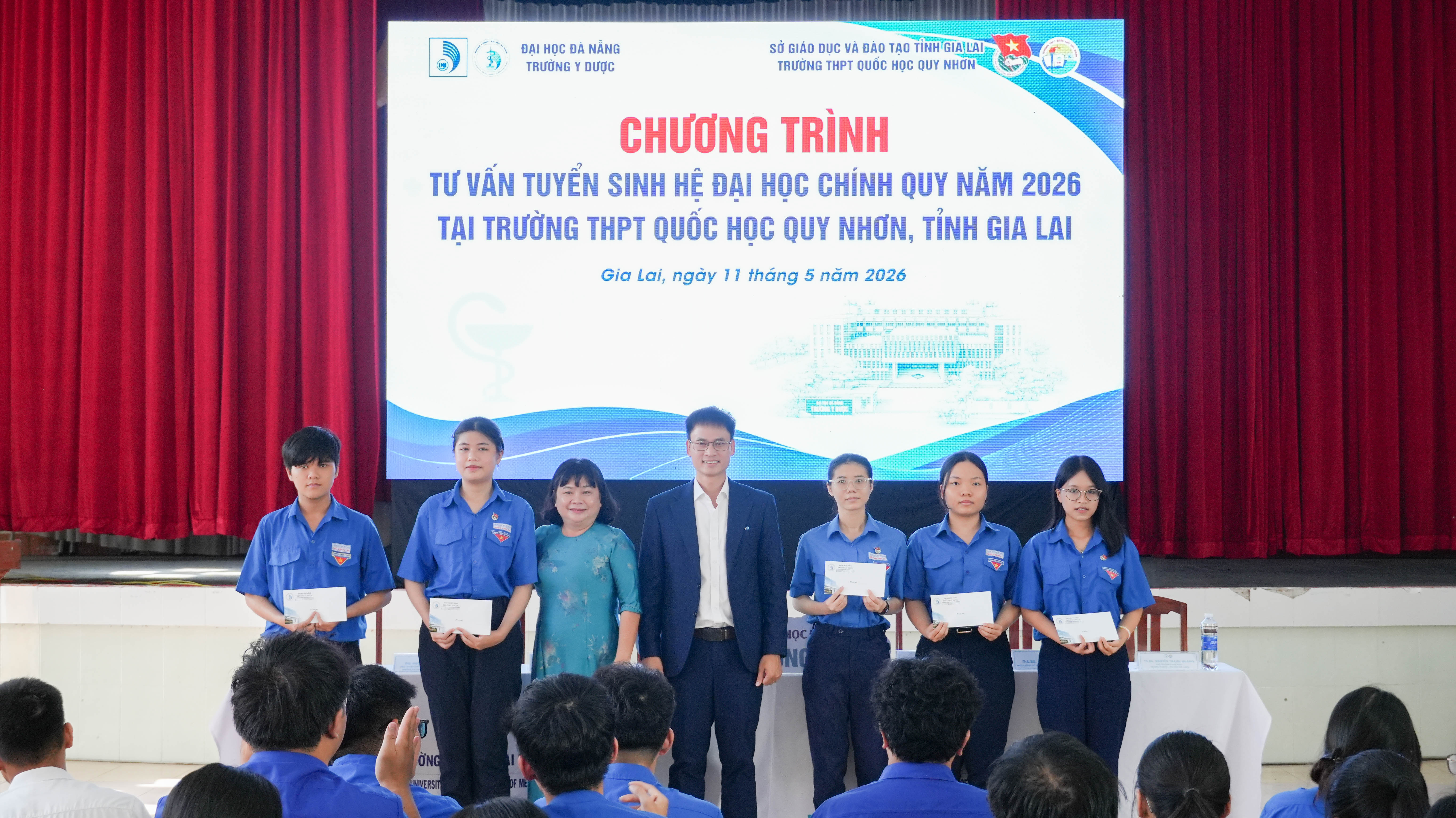 truong-y-duoc-dai-hoc-da-nang-da-to-chuc-tu-van-tuyen-sinh-nam-2026-tai-truong-thpt-quoc-20260512164151.jpg