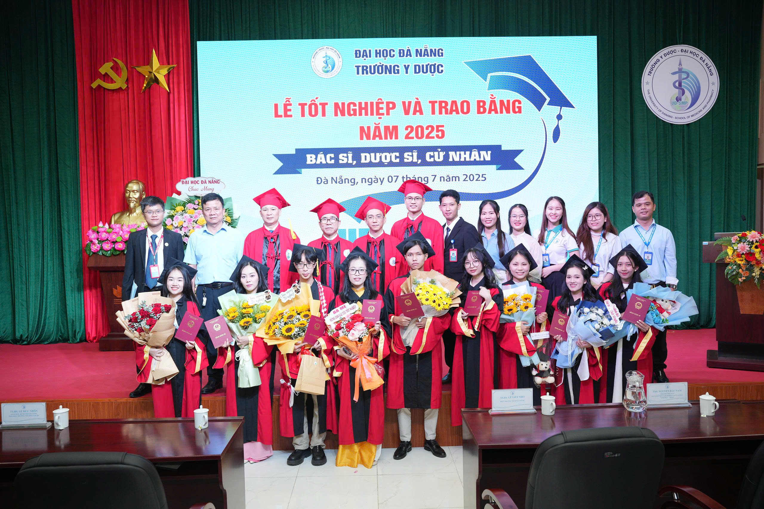 truong-y-duoc-dai-hoc-da-nang-trao-bang-tot-nghiep-nam-2025-20250708085140.jpg