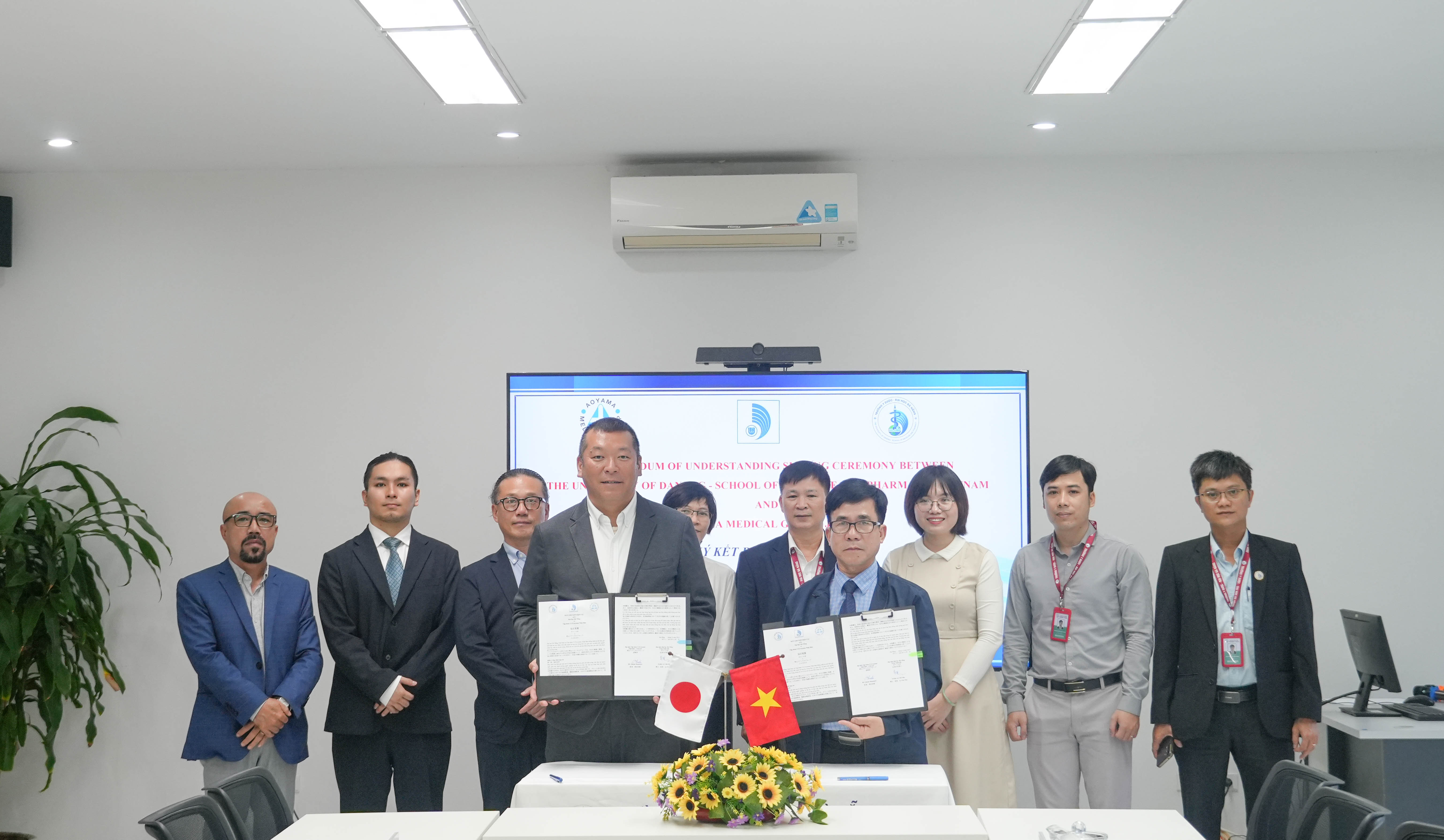 truong-y-duoc-dhdn-ky-ket-hop-tac-voi-tap-doan-y-te-aoyama-nhat-ban-20251210104447.JPG