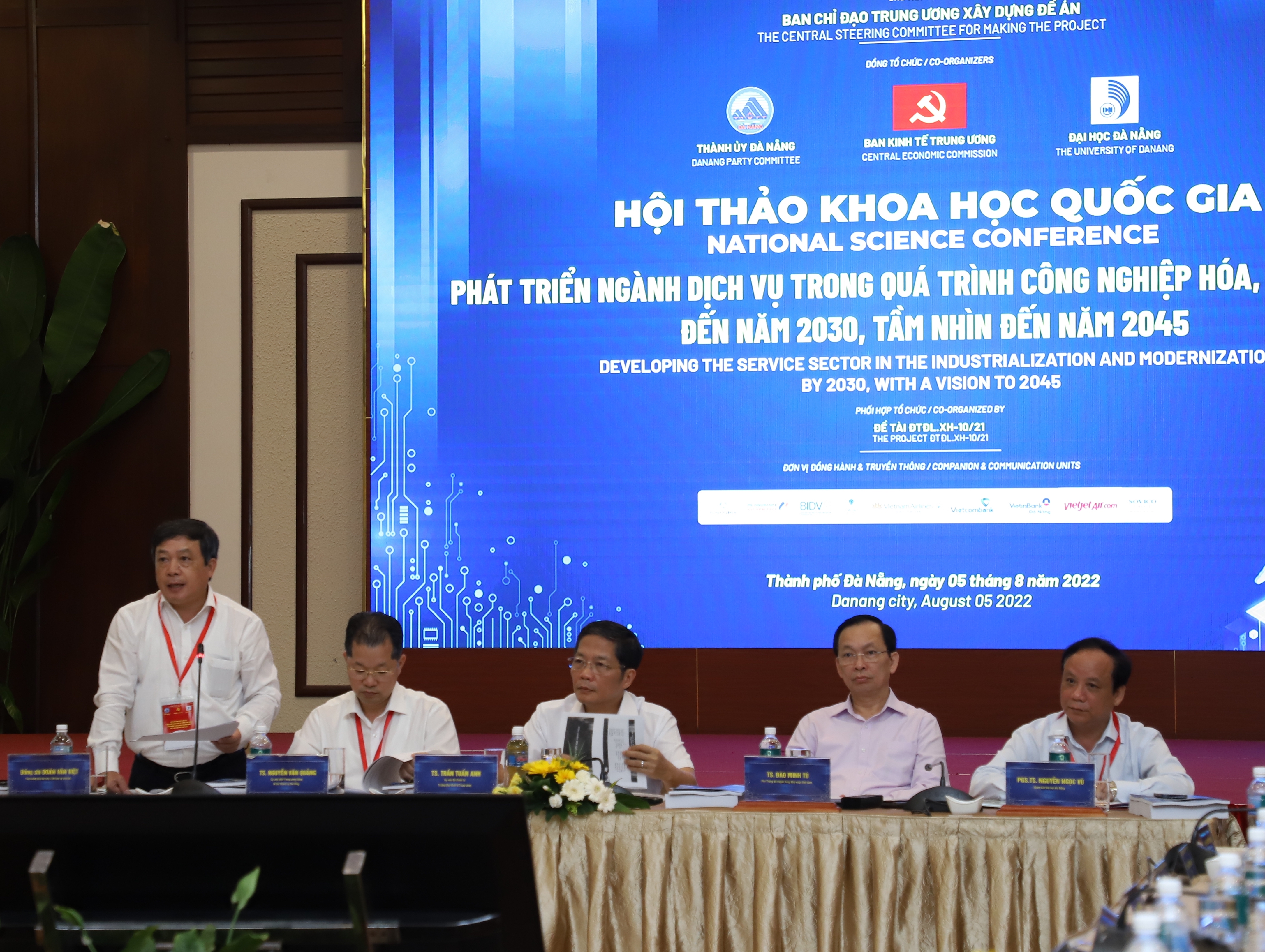 Ban Kinh tế Trung ương, Thành ủy Đà Nẵng và Đại học Đà Nẵng đồng tổ chức Hội thảo Khoa học Quốc gia: Phát triển ngành dịch vụ trong quá trình công nghiệp hóa, hiện đại hóa đến năm 2030, tầm nhìn đến năm 2045