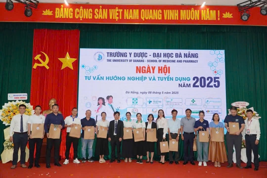 chuong-trinh-tu-van-huong-nghiep-va-tuyen-dung-nam-2025-20250509230545.jpg