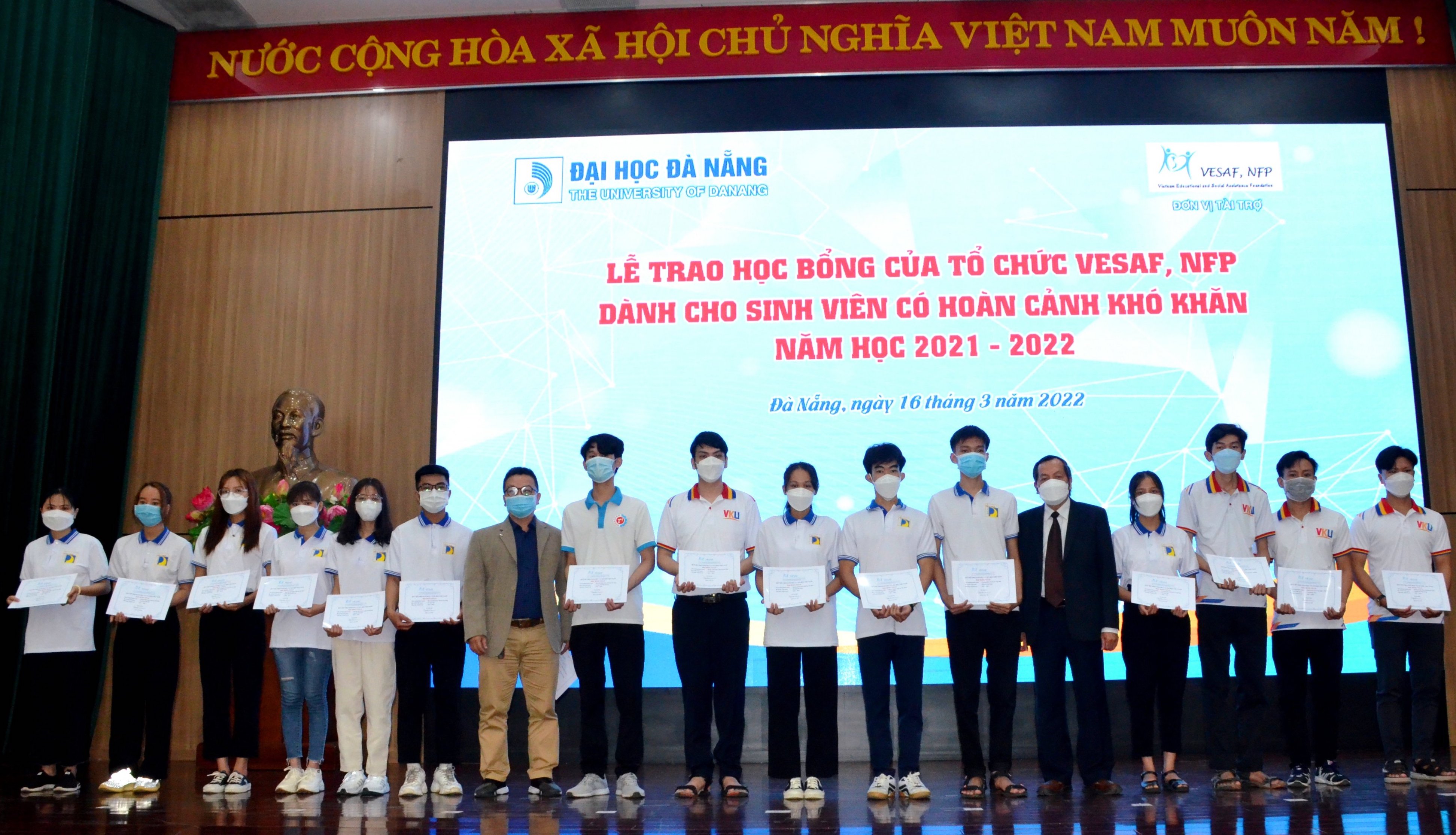 Đại học Đà Nẵng phối hợp với Tổ chức VESAF, NFP trao học bổng cho sinh viên năm học 2021-2022