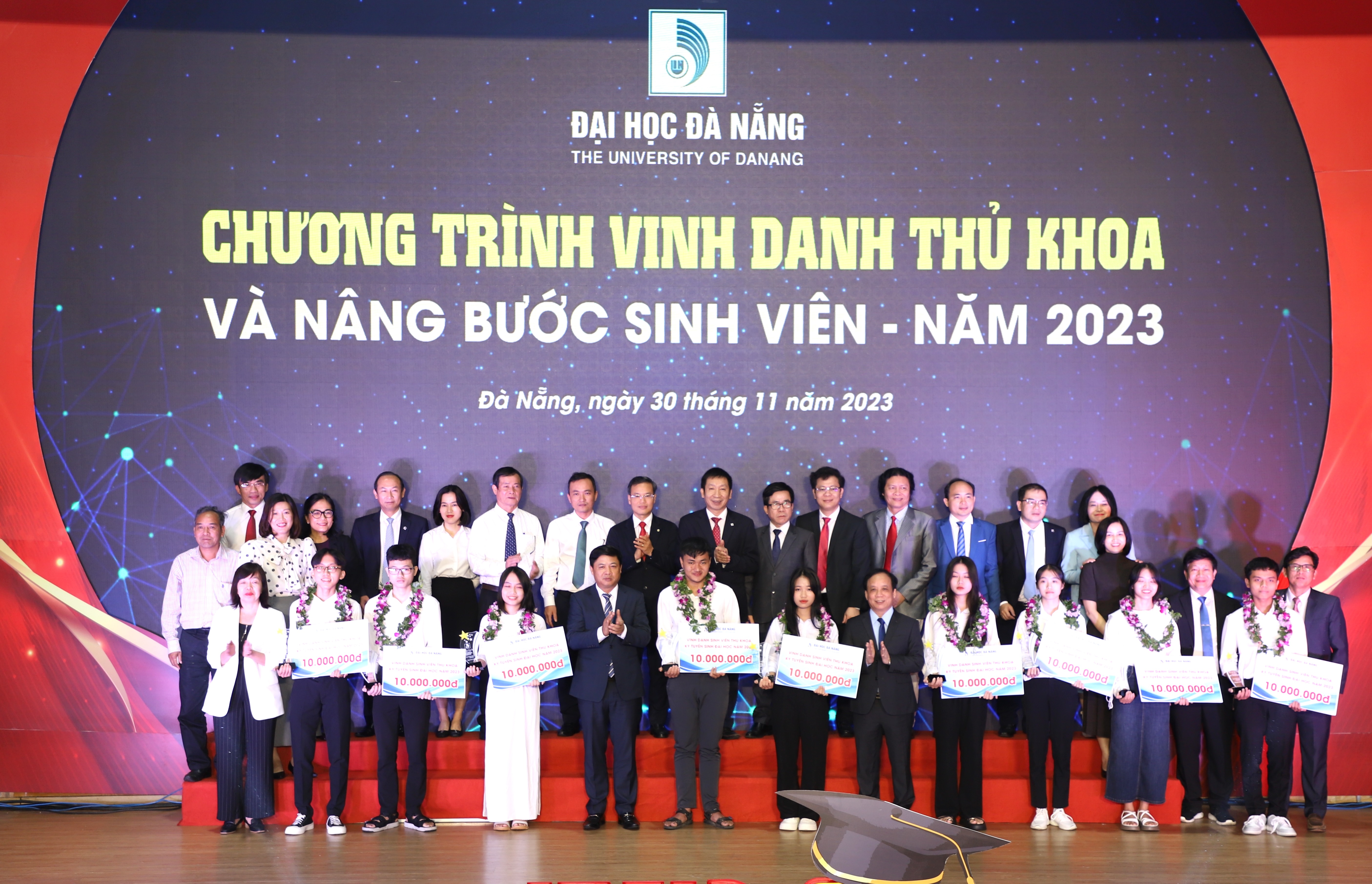 Đại học Đà Nẵng tổ chức Chương trình Vinh danh Thủ khoa và Nâng bước sinh viên năm 2023