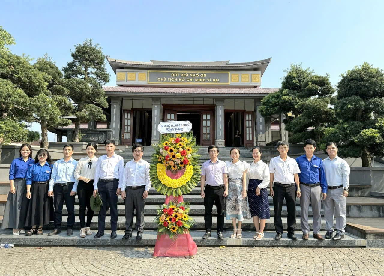 le-dang-huong-tuong-niem-chu-tich-ho-chi-minh-va-cac-anh-hung-liet-si-tai-bao-tang-quan-20260404194713.jpg